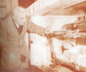 Mariano davanti l'urna di Maria Goretti