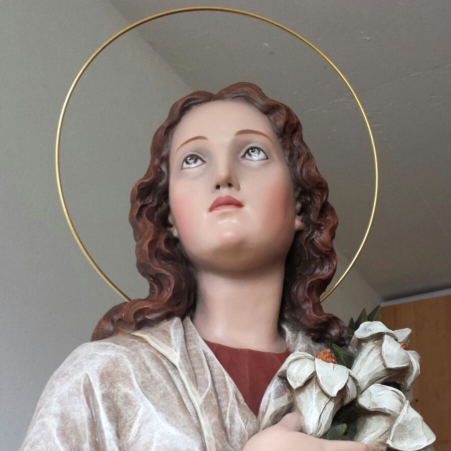 Rivive la statua di Santa Maria Goretti dopo il restauro