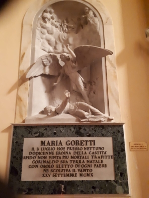 1910: Il monumento a S. Maria Goretti nella Chiesa parrocchiale